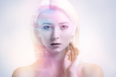 Gizemli güzel kadın fikirler ile geliyor