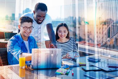 Neşeli öğrenciler hazırlık sınıfları için sırasında eğlenmek