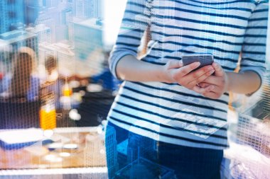 Güzel kızın elinde cep telefonu kapatın