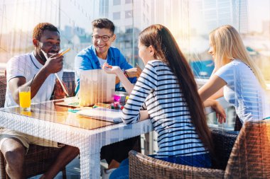 Neşeli arkadaşlar eğlenmeye café'de