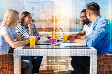 Hafta sonu için plan tartışmaya öğrenci grubu