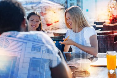 Neşeli öğrencilerin zevkle sınavlarına hazırlanıyor