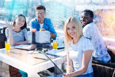İyimser arkadaşlar selfie yapma portresi