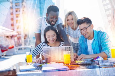 Olumlu arkadaş birlikte çok güzel vakit geçiriyor