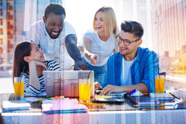 Hevesli grup gelecek planları tartışıyor