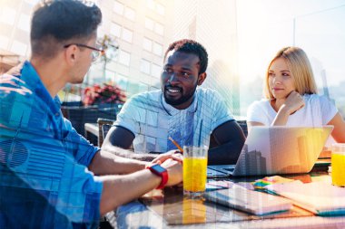 Etkin tartışma sahip çalışkan öğrencilerin harcama zaman