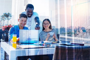 Coşkulu genç insanlar birlikte çalışma