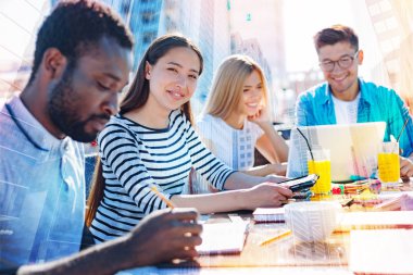 Neşeli kadın onun çalışma arkadaşlarınızla bir proje üzerinde çalışıyor