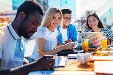 Gülümseyen kız onun çalışma arkadaşlarınızla bir proje üzerinde çalışıyor