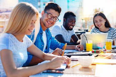 Neşeli adam bir takım içinde çalışma