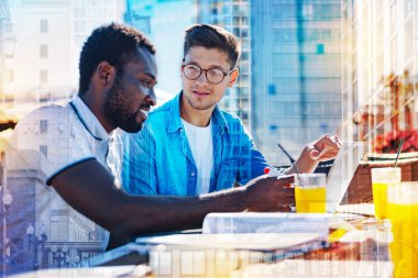 Mutlu işadamları proje tartışıyor