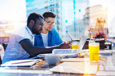 Projede çalışan yoğun iş adamları