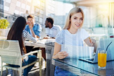 Güzel sarışın düşünme iyi sonuç hakkında