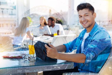 Yakışıklı esmer onun Gadget'ı kullanma