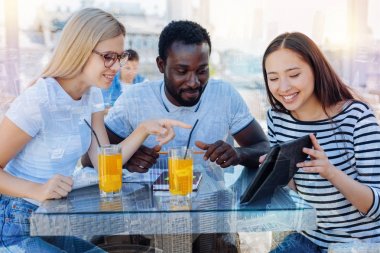 Özenli öğrencilerin ilginç video izlerken