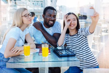 Neşeli genç insanlar selfie fotoğraf yapıyor