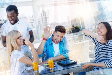 Neşeli esmer fıkraya gülmek