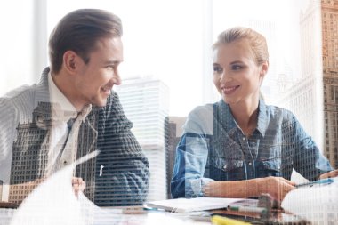 Pozitif arkadaşları birlikte ofiste çalışan