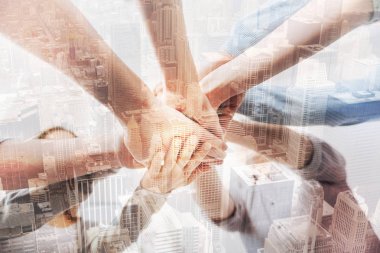 Birlikte elele profesyonel iş adamları yakın çekim