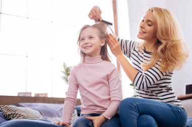 Neşeli anne onun kızı saç tarama