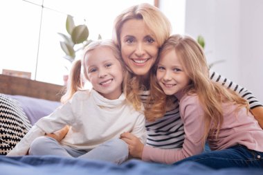 Mutlu anne ve kızları kucaklayan