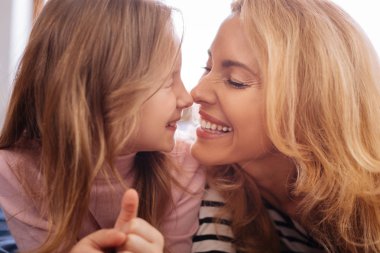 Sevgi dolu bir anne ve çocuğunu kucaklayan