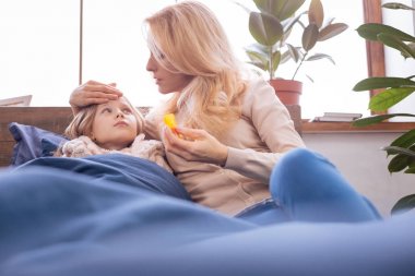 Childs'ın alnına dokunmak anne adamış