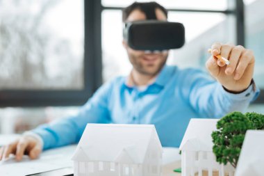 Vr kulaklık modellerini işaret eden genç mühendis