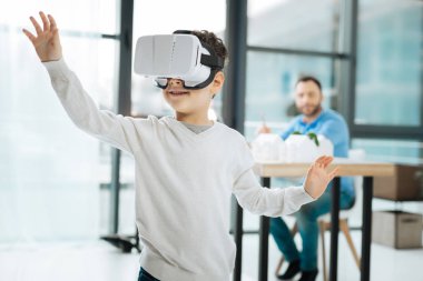 Hoş çocuk babaları iş yerinde Vr kulaklık ile oynarken