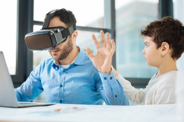 Sevimli çocuk babası VR kulaklık test yaklaşıyor