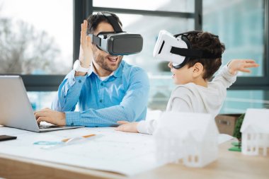 Baba ve oğul Vr kulaklıklar Çak içinde birbirlerine