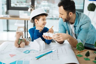 Hoş baba ve oğul modelleri ofis incelenmesi