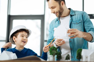 Küçük çocuk ev modeli babalar ellerinde işaret