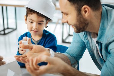 3D ev modeli hakkında konuşan hoş baba