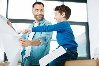 Çok güzel çocuk blueprint babalar ellerinde işaret