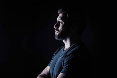 Yakışıklı acımasız adam yarım yüz ayakta
