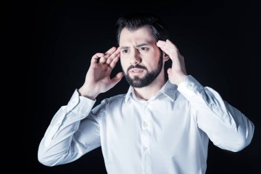 Güzel ciddi adam kafasını dokunmadan