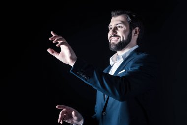 Ararken memnun akıllı iş adamı