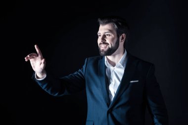 Modern teknoloji zevk mutlu neşeli işadamı