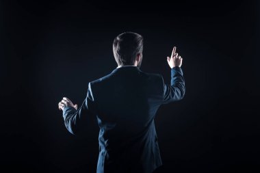 Modern teknolojiyi kullanarak yakışıklı güzel iş adamı