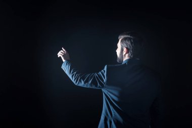 Elini tutarak ciddi yakışıklı işadamı