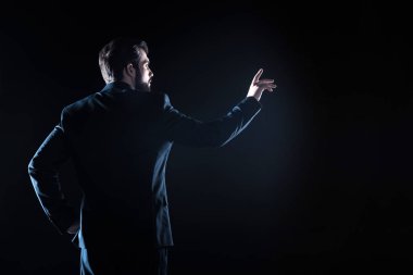 Onun elini tutarak profesyonel ciddi iş adamı