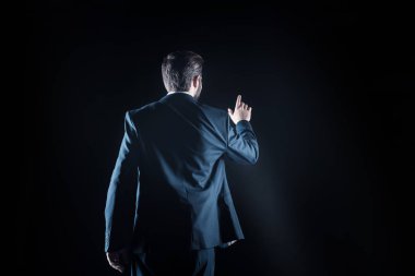 Pozitif teknoloji yakışıklı işadamı kendini kullanarak otomatik