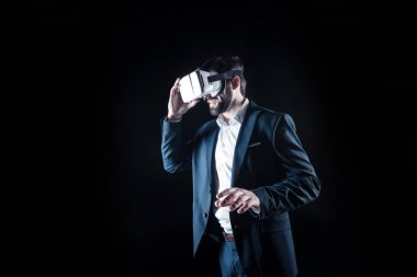 Neşeli mutlu adam 3D gözlük koyarak