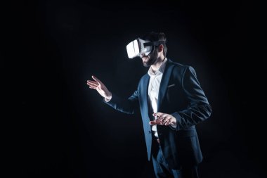 3D gözlük takan akıllı emin iş adamı