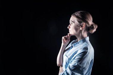 Yarım yüz duran mutlu düşünceli kadın