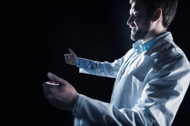 Sanal aygıt kullanan akıllı olumlu adam