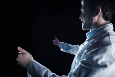 Neşeli mutlu bilim adamı işinden zevk