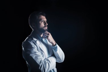 Çenesini tutarak akıllı yakışıklı bilim adamı