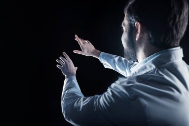 İşinin başında olacağına olumlu sakallı bilim adamı